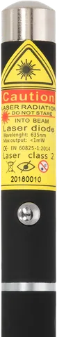 Stylo laser rouge M1 – gros plan sur l’étiquette d’avertissement avec la classe laser